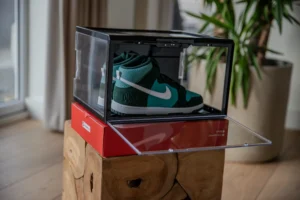 Perfekter Schutz für Sneakers mit der LED-Sneakerbox