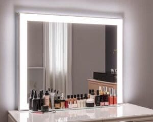 Schminktische mit LED-Spiegel für perfektes Styling
